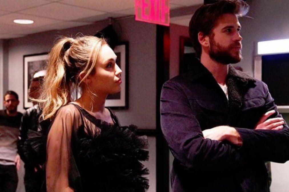 Miley Cyrus y Liam Hemsworth hacen su primera aparición como una pareja casada