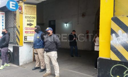Técnicos y uniformados en el lugar lindante a donde ocurrió el homicidio. Técnicos y uniformados en el lugar lindante a donde ocurrió el homicidio.