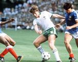 Norman Whiteside disputó el Mundial de España 1982 con solo 17 años y 40 días, superando de forma sorpresiva la marca histórica que el mismísimo Pelé ostentaba desde la edición de 1958. Norman Whiteside disputó el Mundial de España 1982 con solo 17 años y 40 días, superando de forma sorpresiva la marca histórica que el mismísimo Pelé ostentaba desde la edición de 1958.