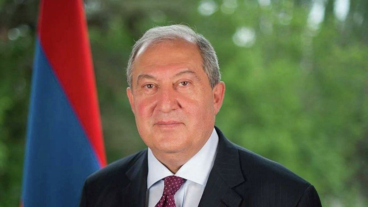 El presidente de Armenia deja el poder en medio de una crisis política