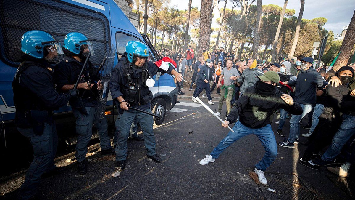 Algunos de los que se enfrentaron a la policía italiana se identificaron como miembros del partido neofascista Forza Nuova. 