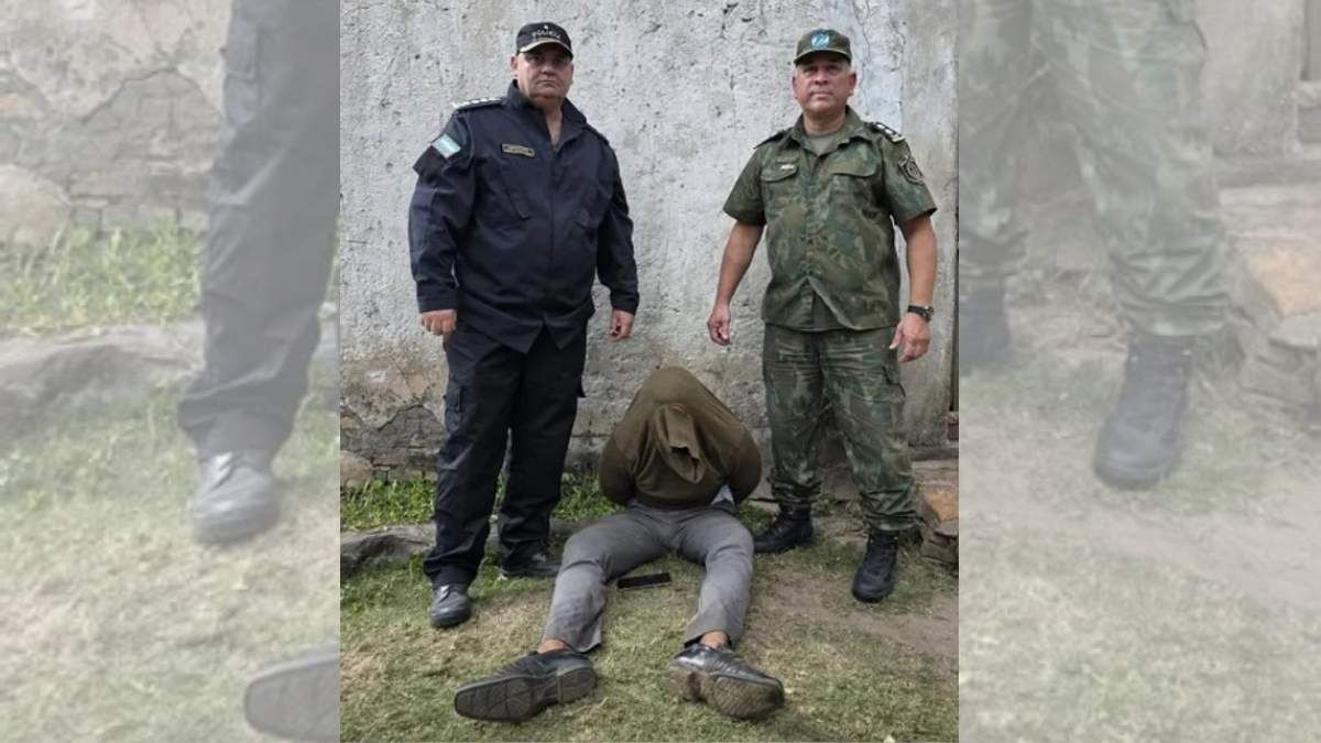 Su padre, que también estaba desaparecido, fue localizado en el mismo lugar y quedó detenido. Su padre, que también estaba desaparecido, fue localizado en el mismo lugar y quedó detenido.