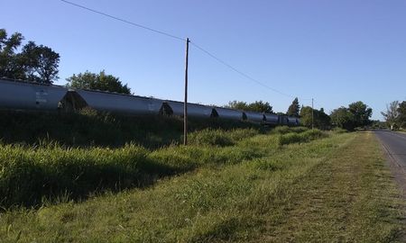 El domingo, cerca de las 7, el ferrocarril embistió al hombre que se encontraba en el lugar. El domingo, cerca de las 7, el ferrocarril embistió al hombre que se encontraba en el lugar.