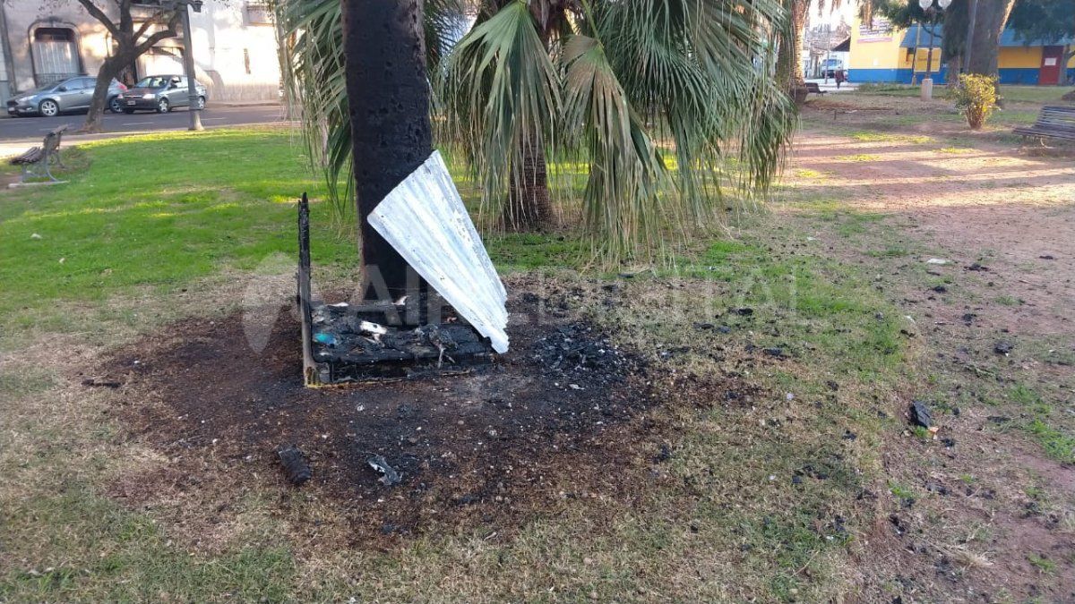 Vandalizaron y quemaron las cuchas en la Plaza Constituyentes
