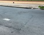 El hundimiento está en medio de la calle y afecta a una dársena de estacionamiento.