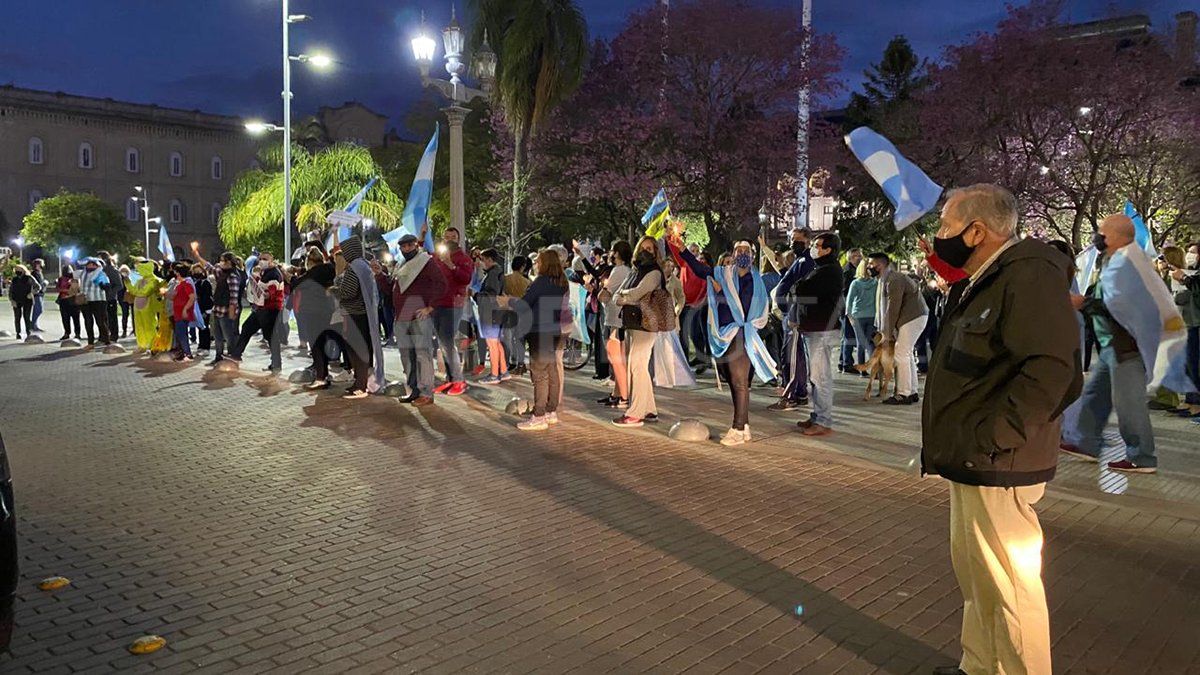 Un grupo de personas se manifestaron este domingo en la plaza 25 de Mayo para apoyar a los jueces desplazados por el Senado, por una iniciativa del oficialismo.