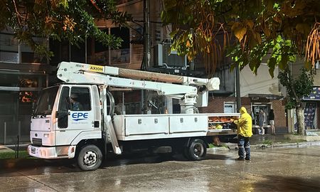 Las cuadrillas permanecen distribuidas en Santa Fe, Santo Tomé, Sauce Viejo y Rincón para atender eventuales contingencias. Las cuadrillas permanecen distribuidas en Santa Fe, Santo Tomé, Sauce Viejo y Rincón para atender eventuales contingencias.