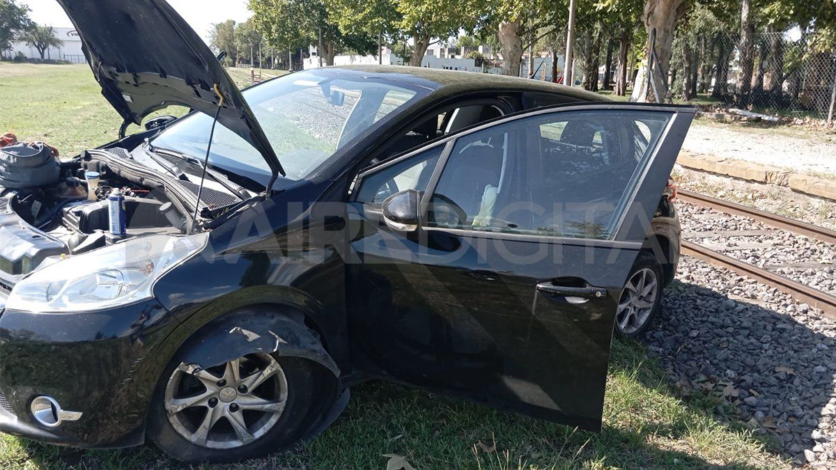 Los delincuentes abandonaron el auto al ser perseguidos por la policía. 