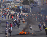 Manifestantes participando en una protesta para exigir la renuncia del presidente boliviano, Rodrigo Paz Pereira, en la ciudad de El Alto, Bolivia.