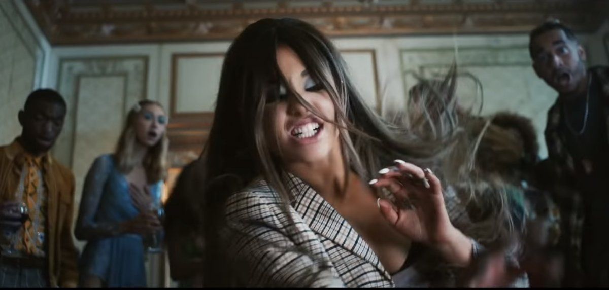 Ariana Grande se pelea con otra chica en un polémico video musical