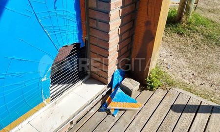 El ladrón rompió un vidrio para entrar al local. El ladrón rompió un vidrio para entrar al local.