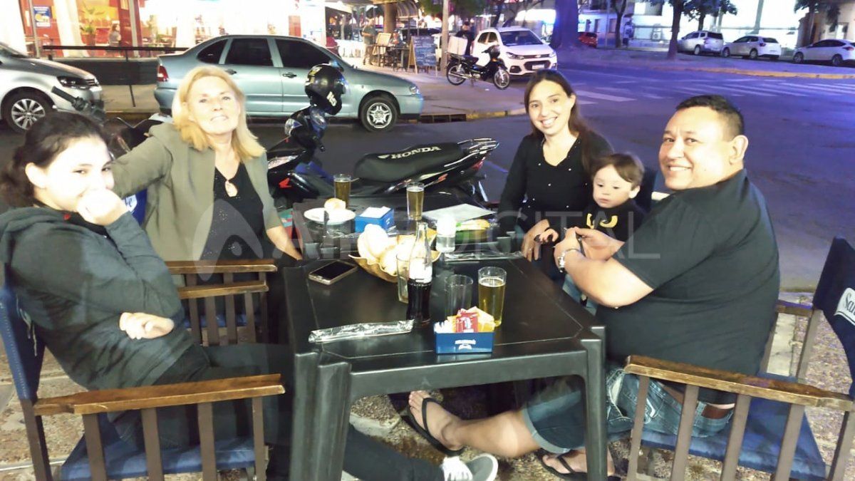 En la vereda y con un liso, así volvieron los santafesinos a los bares y restaurantes este sábado.