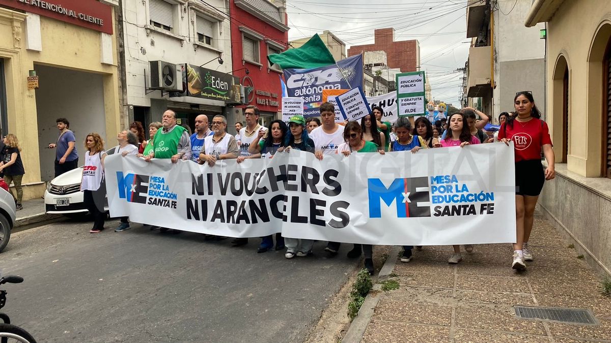 La mesa multisectorial se movilizó bajó las consignas "Ni Vóucher, Ni Arancelamiento" y "aprobación del proyecto de ley de aumento del presupuesto educativo nacional del 6 al 8 % del PBI". La mesa multisectorial se movilizó bajó las consignas "Ni Vóucher, Ni Arancelamiento" y "aprobación del proyecto de ley de aumento del presupuesto educativo nacional del 6 al 8 % del PBI".