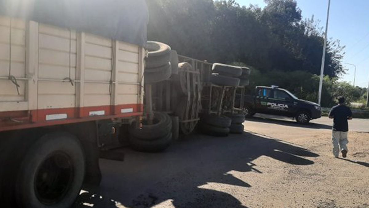 &nbsp;Volcó el acoplado de un camión sobre la ruta provincial 34s
