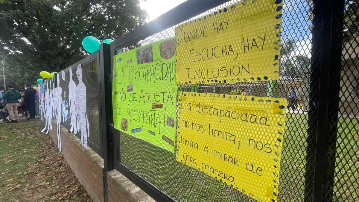 Abrazo simbólico en Recreo en el centro “Mi Lugar” por la crisis en discapacidad.