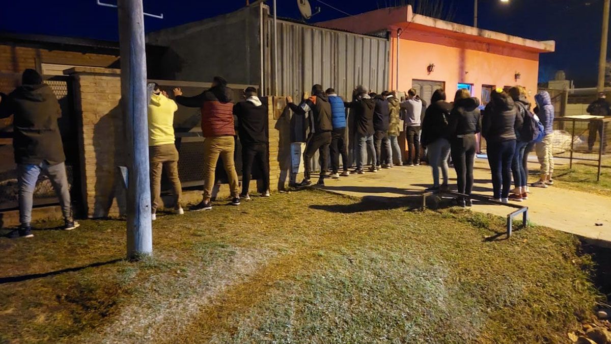 Efectivos policiales de la provincia de Santa Fe desactivaron durante la noche del sábado y la madrugada del domingo varias fiestas clandestinas en diferentes ciudades santafesinas