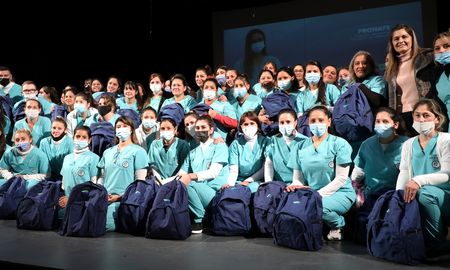 Los estudiantes recibieron el equipo necesario para el desarrollo de sus prácticas y también podrán usarlo en la actividad laboral luego de recibirse. Los estudiantes recibieron el equipo necesario para el desarrollo de sus prácticas y también podrán usarlo en la actividad laboral luego de recibirse.