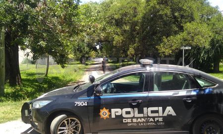 El hallazgo se dio este lunes cerca del mediodía. En la escena del crimen trabajaron peritos de la AIC y de la Comisaría 19. El hallazgo se dio este lunes cerca del mediodía. En la escena del crimen trabajaron peritos de la AIC y de la Comisaría 19.