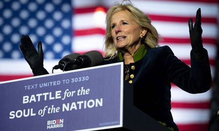Jill Jacobs conoció al actual presidente de Estados Unidos en una cita a ciegas. Con varios títulos universitarios en su haber, anticipó que no dejará de trabajar ni de cobrar su sueldo de docente. Jill Jacobs conoció al actual presidente de Estados Unidos en una cita a ciegas. Con varios títulos universitarios en su haber, anticipó que no dejará de trabajar ni de cobrar su sueldo de docente.