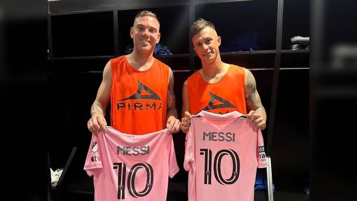 Augusto Lotti y Carlos Rotondi presumieron el jersey de Messi tras la derrota del Cruz Azul en Leagues Cup. Augusto Lotti y Carlos Rotondi presumieron el jersey de Messi tras la derrota del Cruz Azul en Leagues Cup.