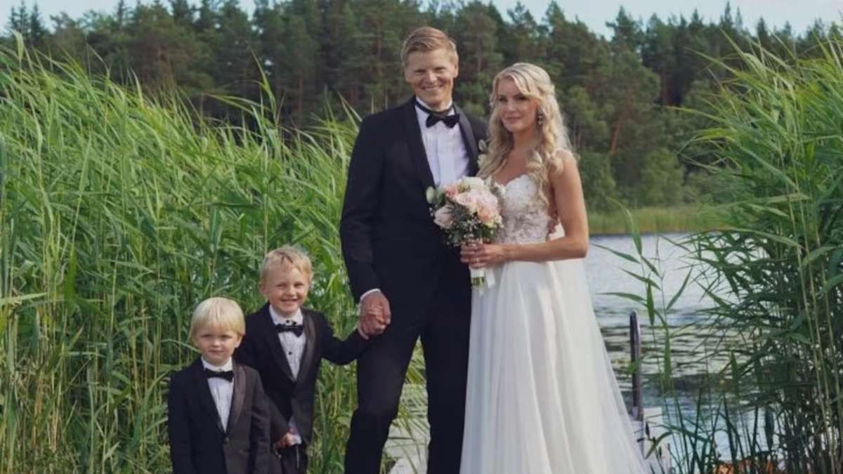 Alexandra Larsson se casó con Patrik Andersson, y juntos tuvieron dos hijos: Elliot y Adrian. Alexandra Larsson se casó con Patrik Andersson, y juntos tuvieron dos hijos: Elliot y Adrian.