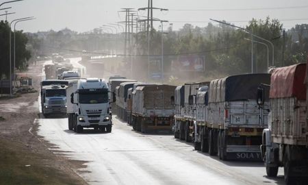 “El RUTA obligaba a todos los transportistas a inscribirse para poder desarrollar su actividad. Ahora cualquiera podrá hacerlo, se quejó un directivo. “El RUTA obligaba a todos los transportistas a inscribirse para poder desarrollar su actividad. Ahora cualquiera podrá hacerlo, se quejó un directivo.