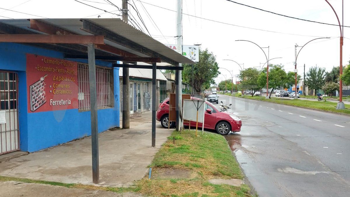 El local se encuentra sobre la avenida, y frente a un domo de vigilancia