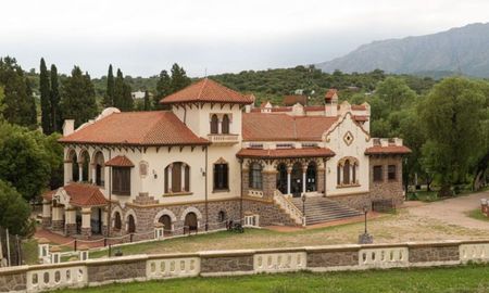 El estilo neo-mudéjar del castillo utiliza elementos de la tradición hispano-árabe, como los arcos de herradura y la azulejería, rompiendo con la estética colonial clásica de la provincia. El estilo neo-mudéjar del castillo utiliza elementos de la tradición hispano-árabe, como los arcos de herradura y la azulejería, rompiendo con la estética colonial clásica de la provincia.
