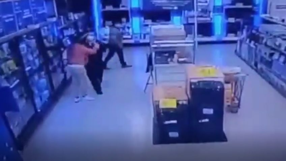 Foto captura del ataque de ira en el supermercado de Chubut