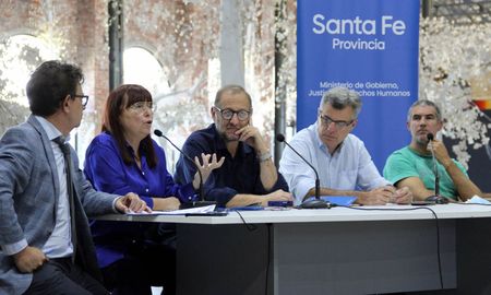 La ministra Arena explicó que con el encuentro “se dio un nuevo paso hacia las autonomías municipales por una decisión del gobernador Perotti, que creó el Programa con varios actores que lo integran. La ministra Arena explicó que con el encuentro “se dio un nuevo paso hacia las autonomías municipales por una decisión del gobernador Perotti, que creó el Programa con varios actores que lo integran.