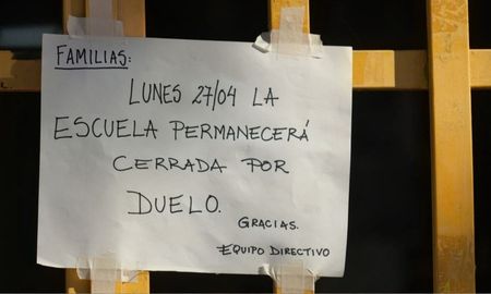 El lunes, la escuela Islas Malvinas de Rosario estuvo cerrada por duelo. El lunes, la escuela Islas Malvinas de Rosario estuvo cerrada por duelo.