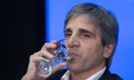 El presidente Javier Milei recibió este lunes por la tarde al flamante ministro de Economía, Luis Caputo, para dar los retoques finales al plan económico. El presidente Javier Milei recibió este lunes por la tarde al flamante ministro de Economía, Luis Caputo, para dar los retoques finales al plan económico.