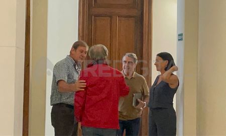 Dirigentes del Peronismo antes de entrar a la reunión con Unidos por la Reforma de la Constitución. Dirigentes del Peronismo antes de entrar a la reunión con Unidos por la Reforma de la Constitución.