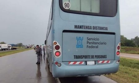 un colectivo penitenciario que trasladaba a un miembro de los monos fue parte de un choque