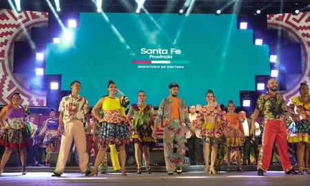 En el escenario de la 9ª Luna, la delegación oficial de la provincia brindó una actuación que puso a bailar a toda la Plaza Próspero Molina. En el escenario de la 9ª Luna, la delegación oficial de la provincia brindó una actuación que puso a bailar a toda la Plaza Próspero Molina.