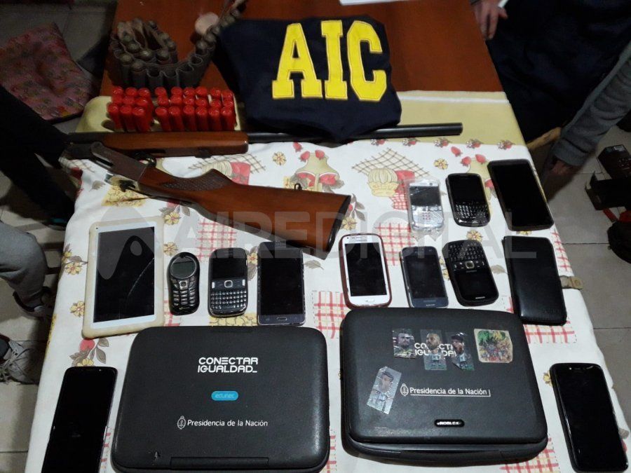 Los efectivos de la Agencia de Investigación Criminal encontraron 30 celulares, seis tablets, dos netbooks, una notebook, cinco pendrives, una cámara fotográfica, entre otras cosas.