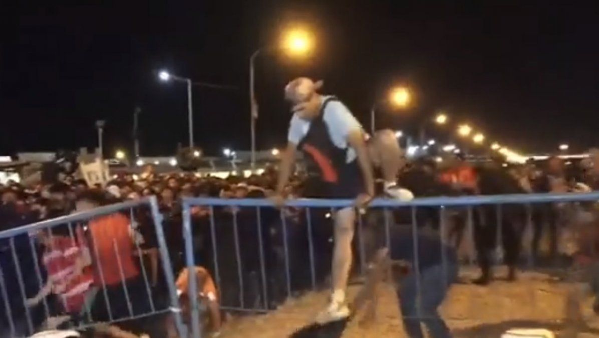 Hinchas de la Selección Argentina saltearon la seguridad para conseguir una entrada para el partido frente a Brasil