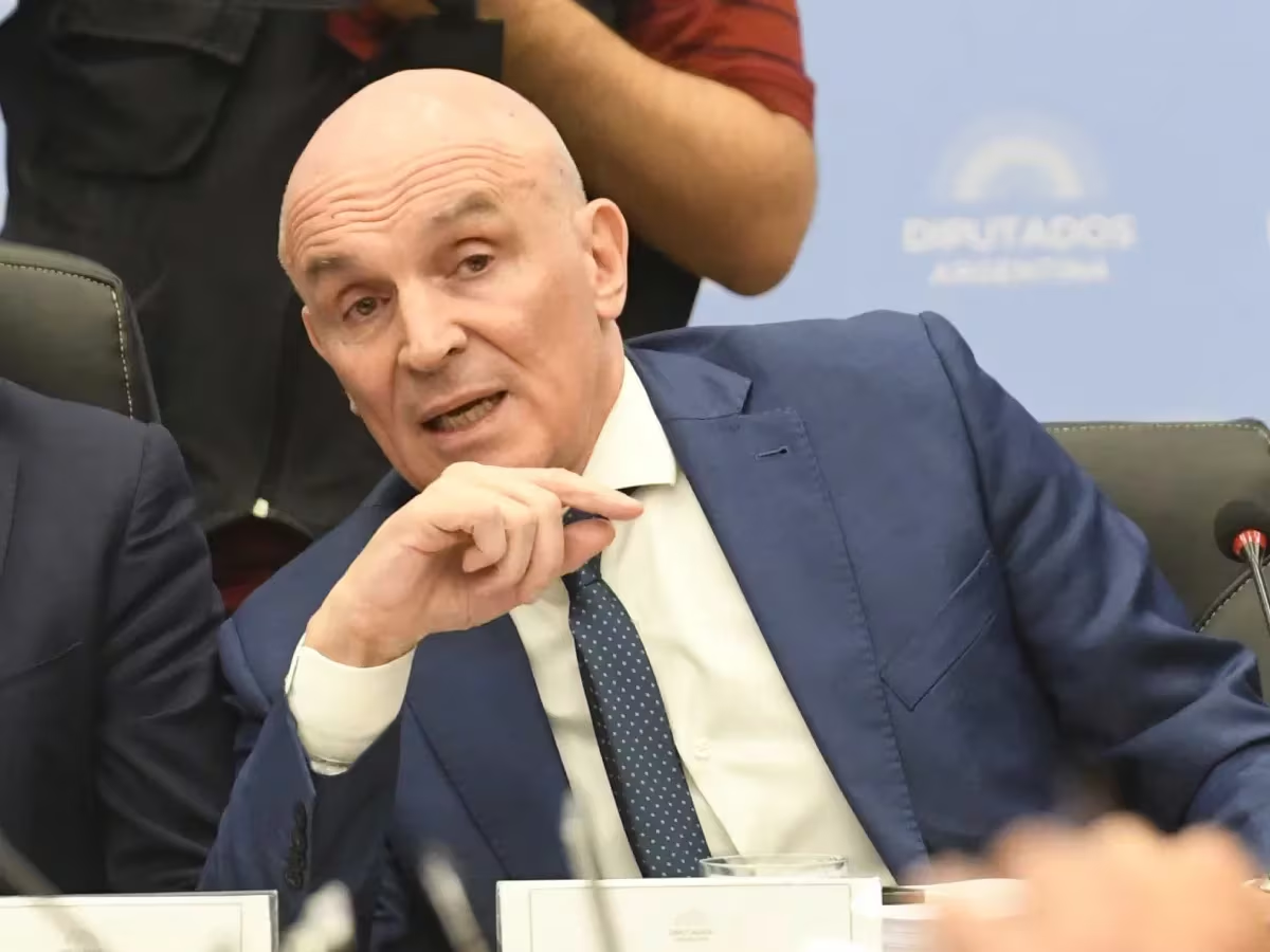 José Luis Espert es un economista, político, productor agropecuario y escritor argentino conocido por su fuerte defensa del liberalismo económico. José Luis Espert es un economista, político, productor agropecuario y escritor argentino conocido por su fuerte defensa del liberalismo económico.