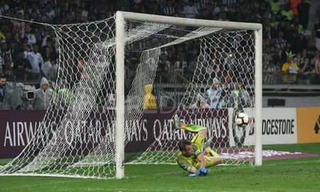 El momento en que Burián ataja el último penal y clasificó a Colón a la final de la Copa Sudamericana 2019. El momento en que Burián ataja el último penal y clasificó a Colón a la final de la Copa Sudamericana 2019.