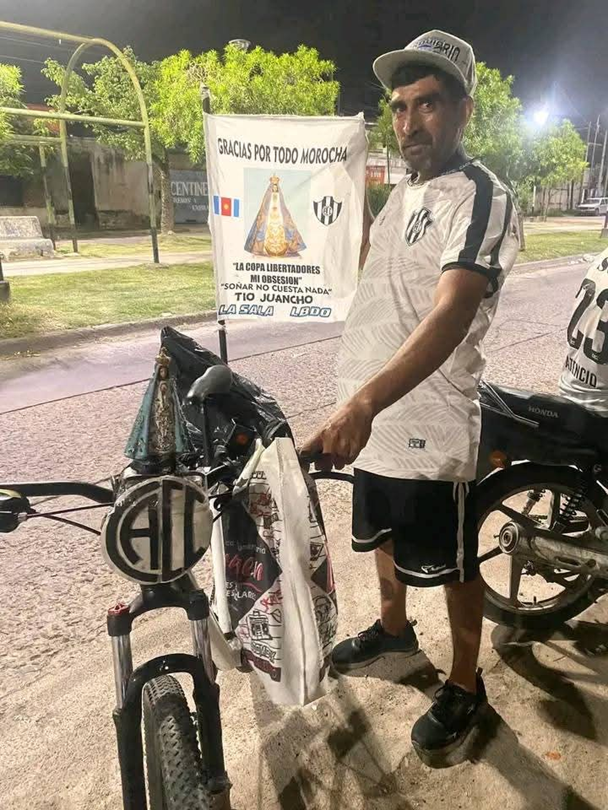 Como el hincha de Colón que viajó en bicicleta a Paraguay, pero de Santiago del Estero hasta Santa Fe. Como el hincha de Colón que viajó en bicicleta a Paraguay, pero de Santiago del Estero hasta Santa Fe.