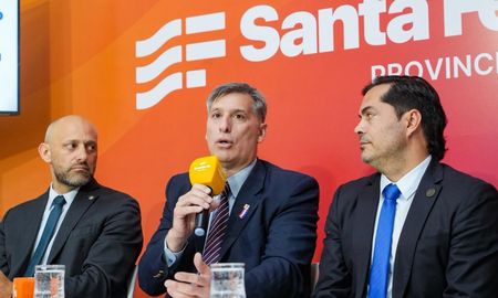 Gustavo Puccini, Pablo Olivares y Roald Báscolo presentaron la Ley Tributaria 2026 en Casa de Gobierno, en la ciudad de Santa Fe. Gustavo Puccini, Pablo Olivares y Roald Báscolo presentaron la Ley Tributaria 2026 en Casa de Gobierno, en la ciudad de Santa Fe.