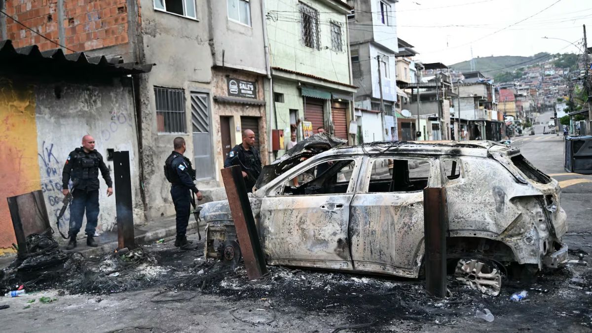 Los habitantes de la favela crearon barricadas con vehículos quemados.