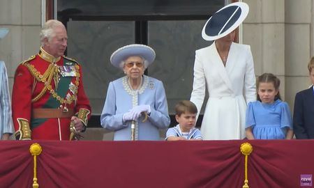 La reina salió a saludar al balcón del palacio con su familia. La reina salió a saludar al balcón del palacio con su familia.