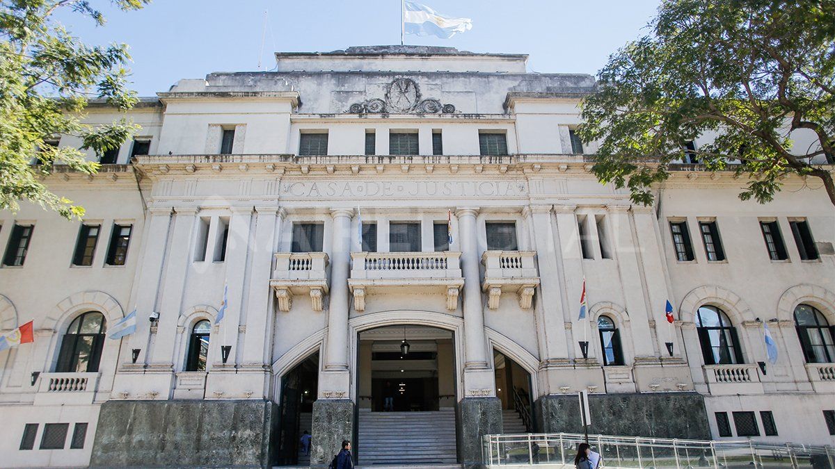 Violaba a sus hijas y las amenazaba con matar a su madre si contaban los abusos