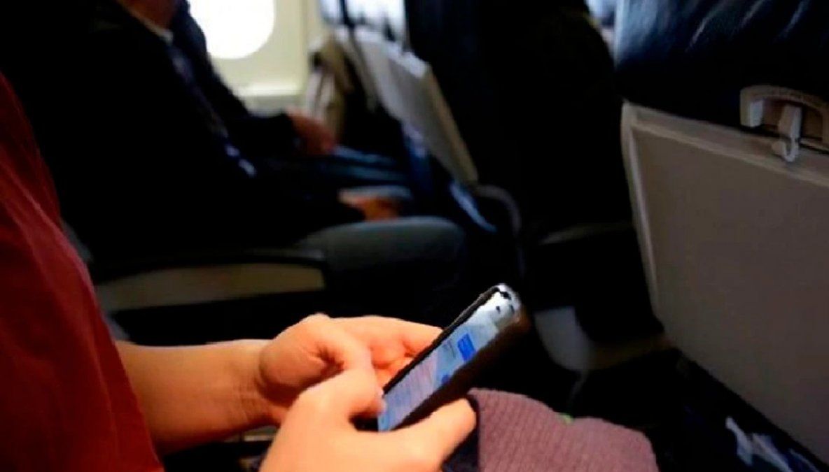 La muchacha pudo ver los mensajes desagradables que mandaba el pasajero sentado a su lado.&nbsp;