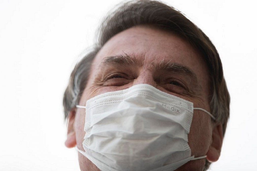 El presidente de Brasil, Jair Bolsonaro, votó este domingo en una escuela de la zona oeste de Río de Janeiro en las elecciones municipales brasileñas. En esa ciudad defiende la reelección del actual intendente, Marcelo Crivella, pastor evangélico de la Iglesia Universal, del partido Republicanos.