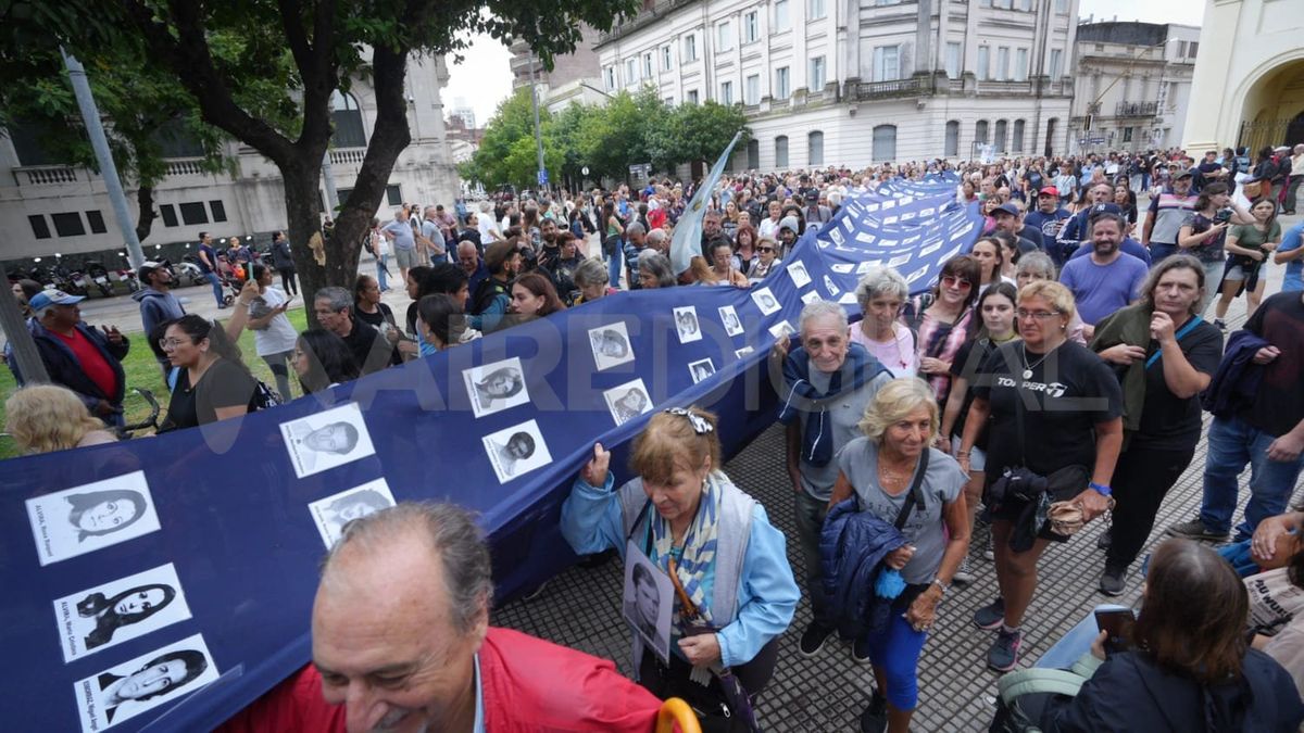 La histórica bandera azul que contiene cada uno de los rostros de los desaparecidos en Santa Fe. La histórica bandera azul que contiene cada uno de los rostros de los desaparecidos en Santa Fe. 