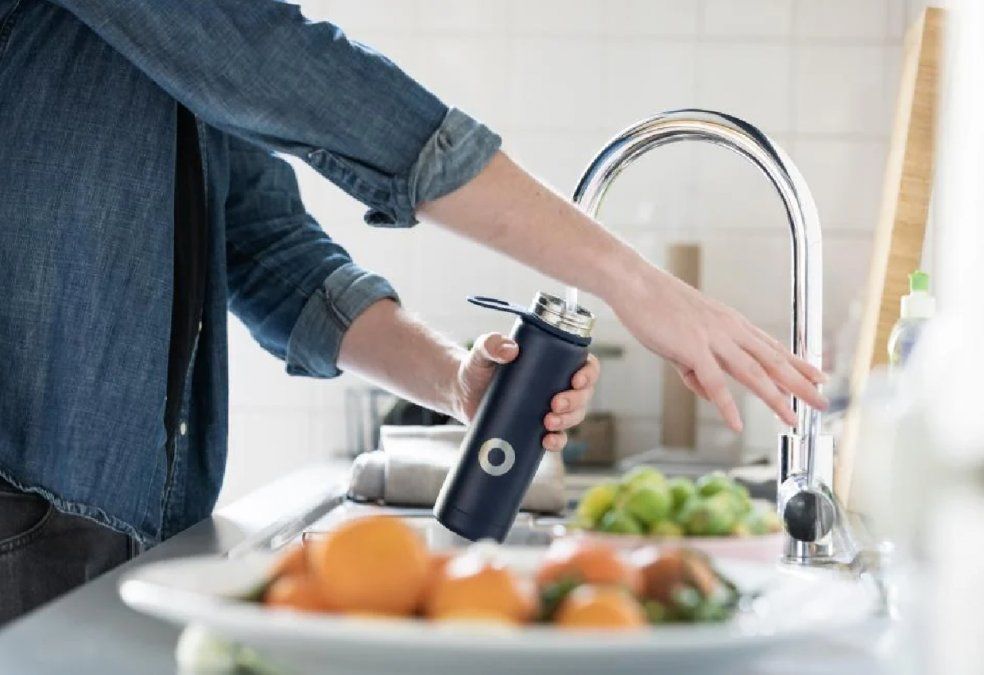 Científicos afirman que consumir agua embotellada tiene un impacto 1400 veces mayor para el ecosistema que la de grifo