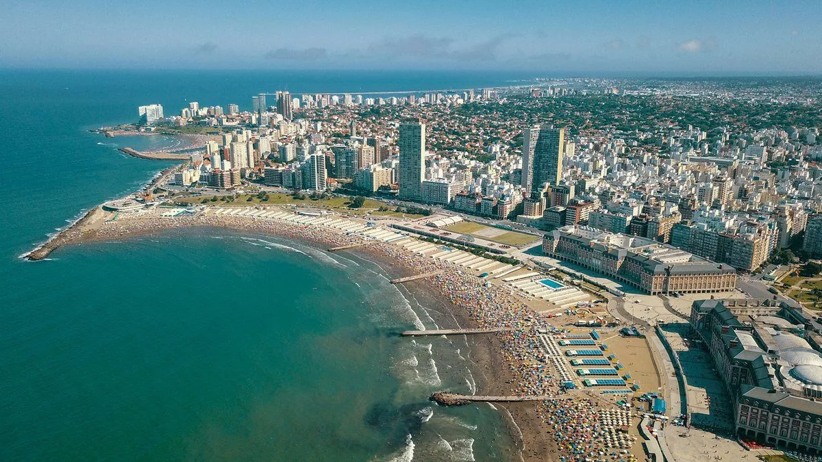 Precios 2024: cuánto cuesta alquilar carpas y sombrillas en Mar del Plata