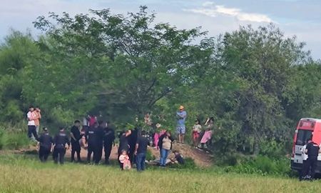 La policía trabaja en la escena del crimen en Villa Gobernador Gálvez, donde una joven de 25 años fue asesinada a tiros este sábado por la tarde. La policía trabaja en la escena del crimen en Villa Gobernador Gálvez, donde una joven de 25 años fue asesinada a tiros este sábado por la tarde.